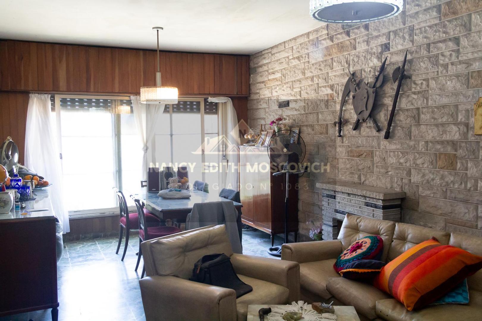 Casa en Venta con 2 cocheras