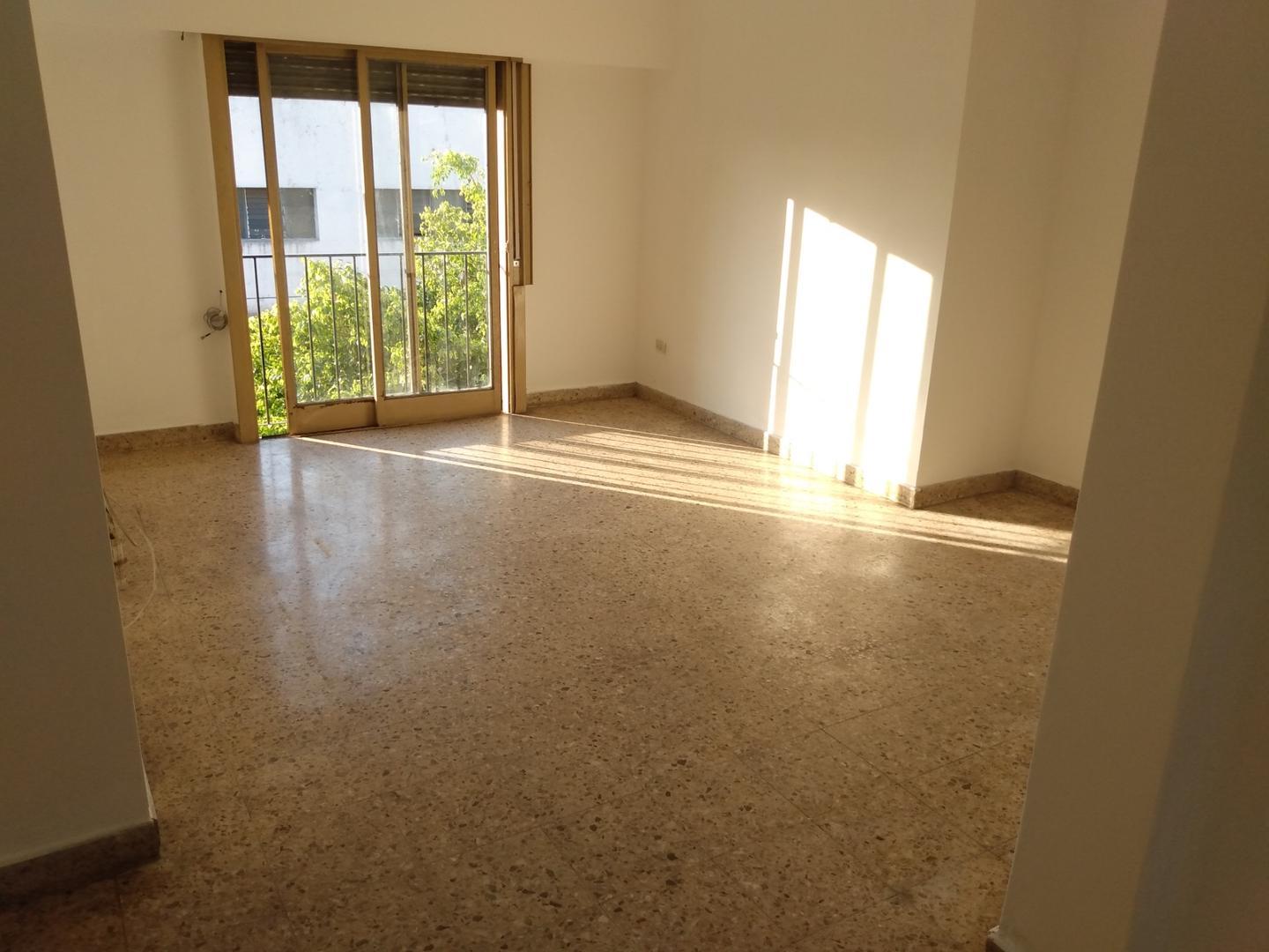 DEPTO 2 AMB Y 1/2 CON TERRAZA MUY BUENA UBICACION CIUDADELA