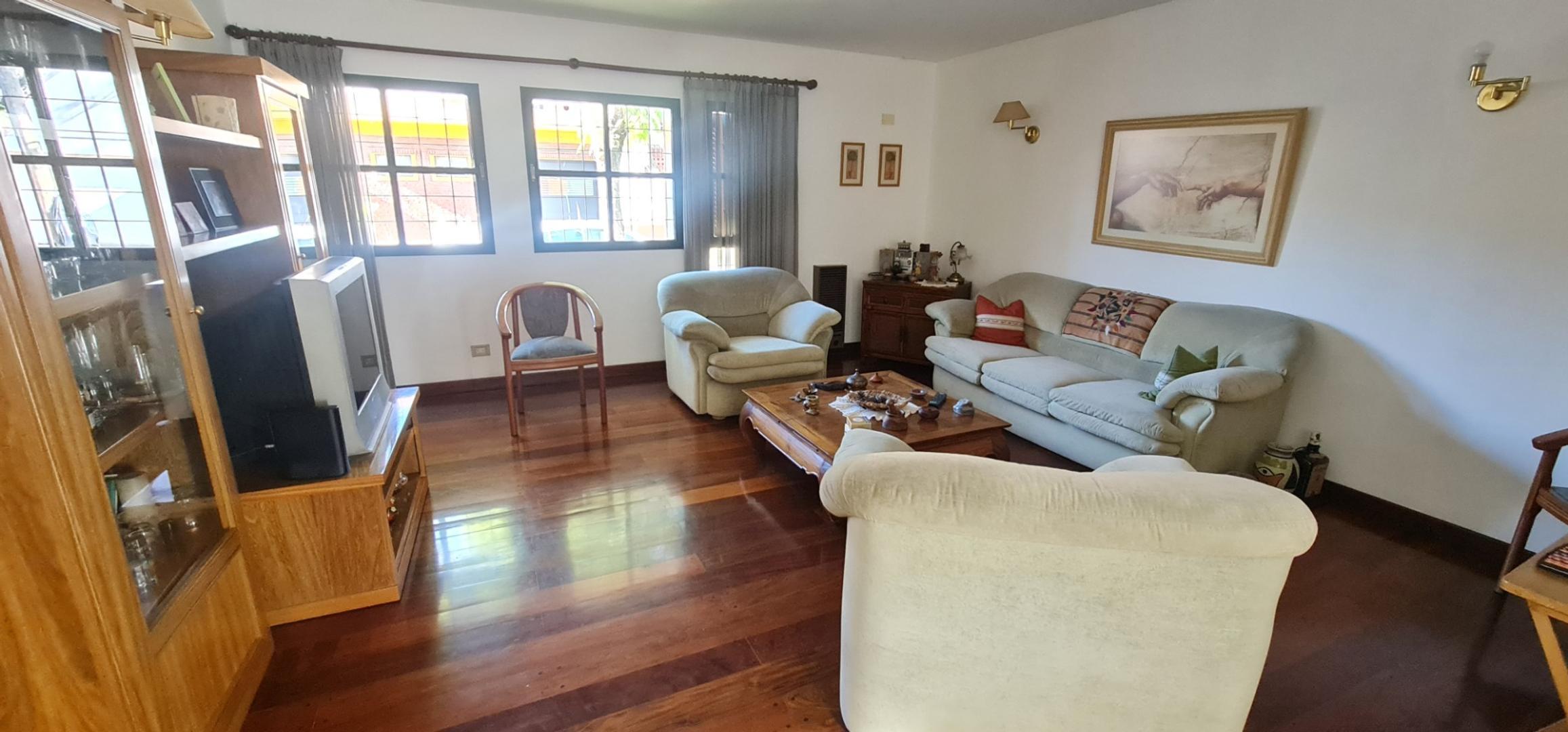 Casa 5 ambientes con 2 baños