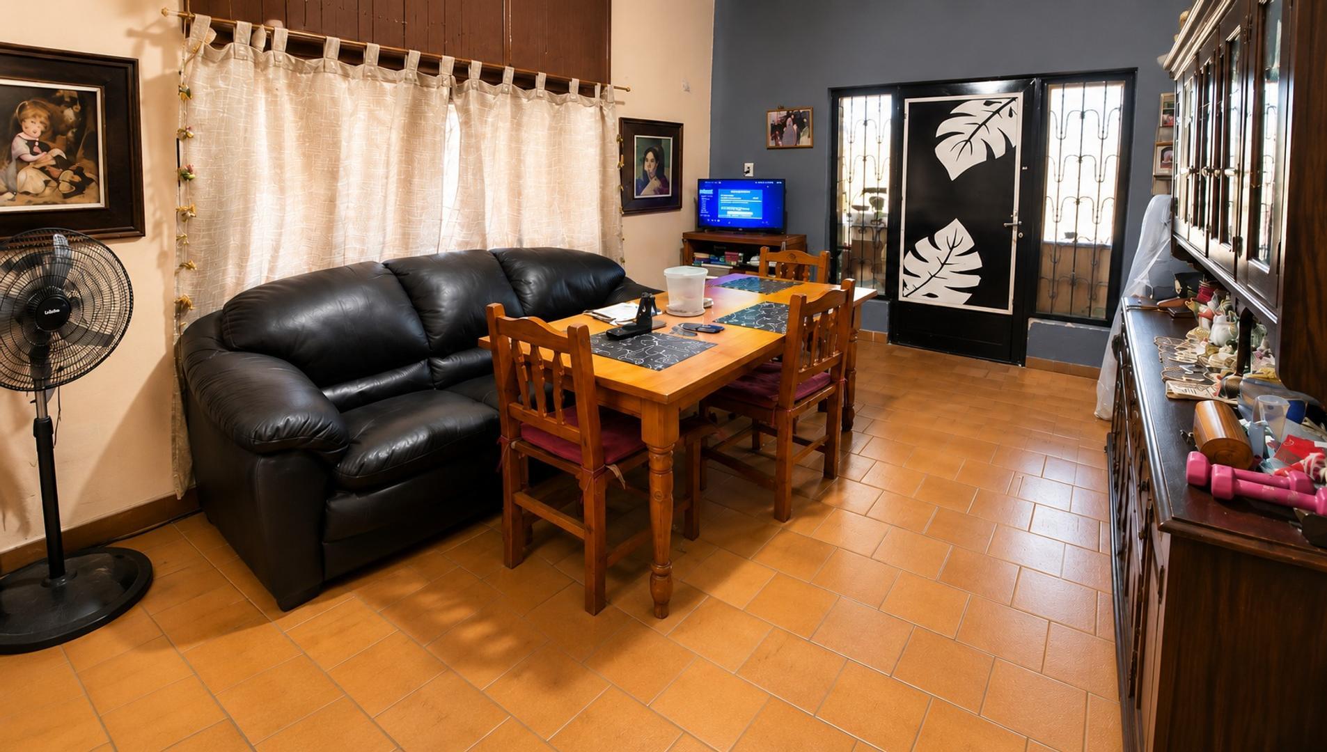 CASA CON GRAN FONDO LIBRE, 5 AMBIENTES - VILLA BALLESTER