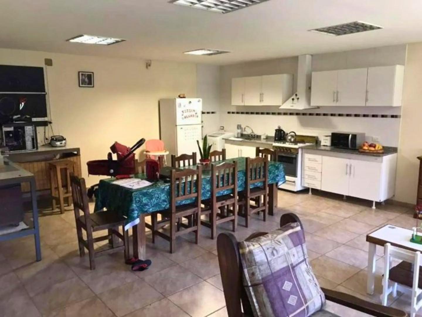 “Casa sobre dos terrenos en Bernal”