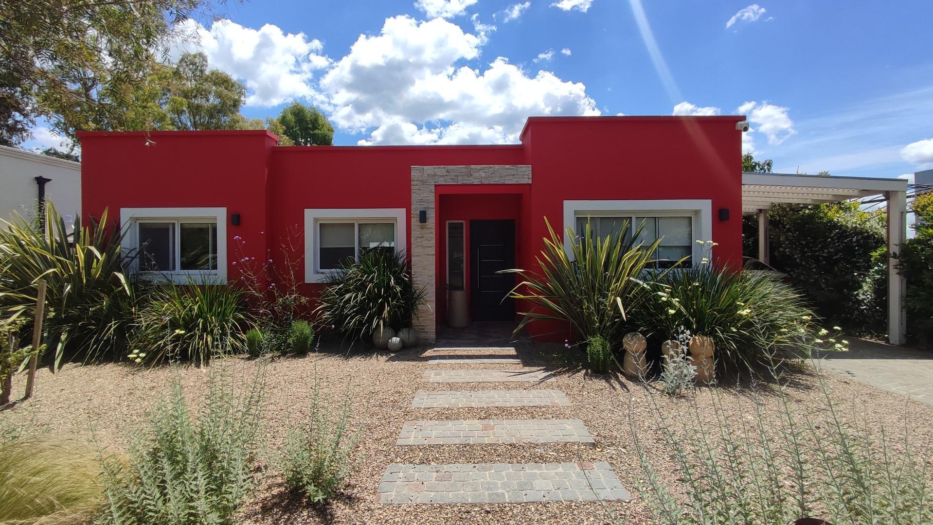 Casa en venta 3 dormitorios con pileta - Pilar del este