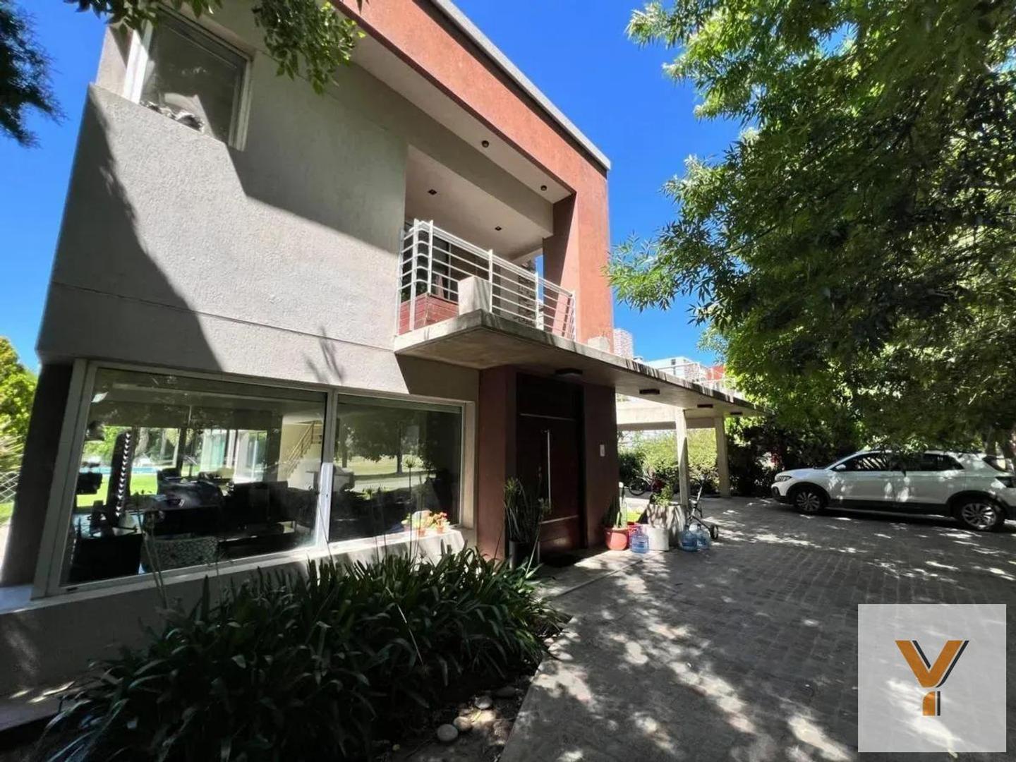 Casa en venta - 6 Dormitorios 5 Baños - La Plata