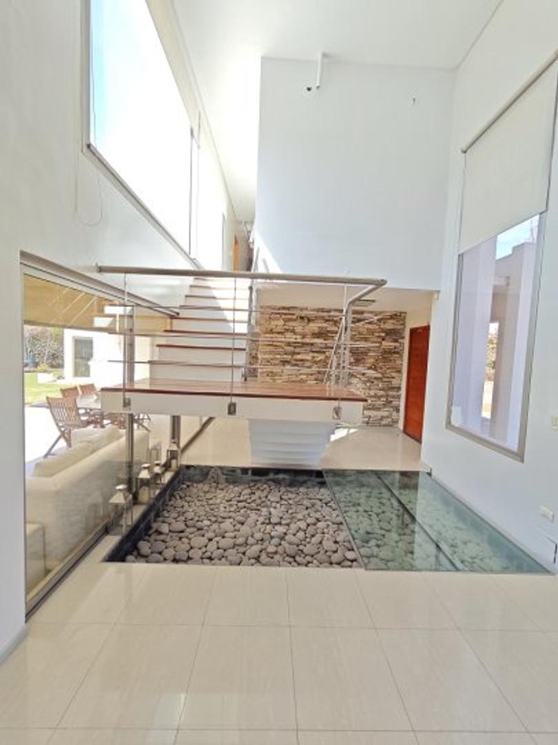 Casa 6 ambientes con 4 baños