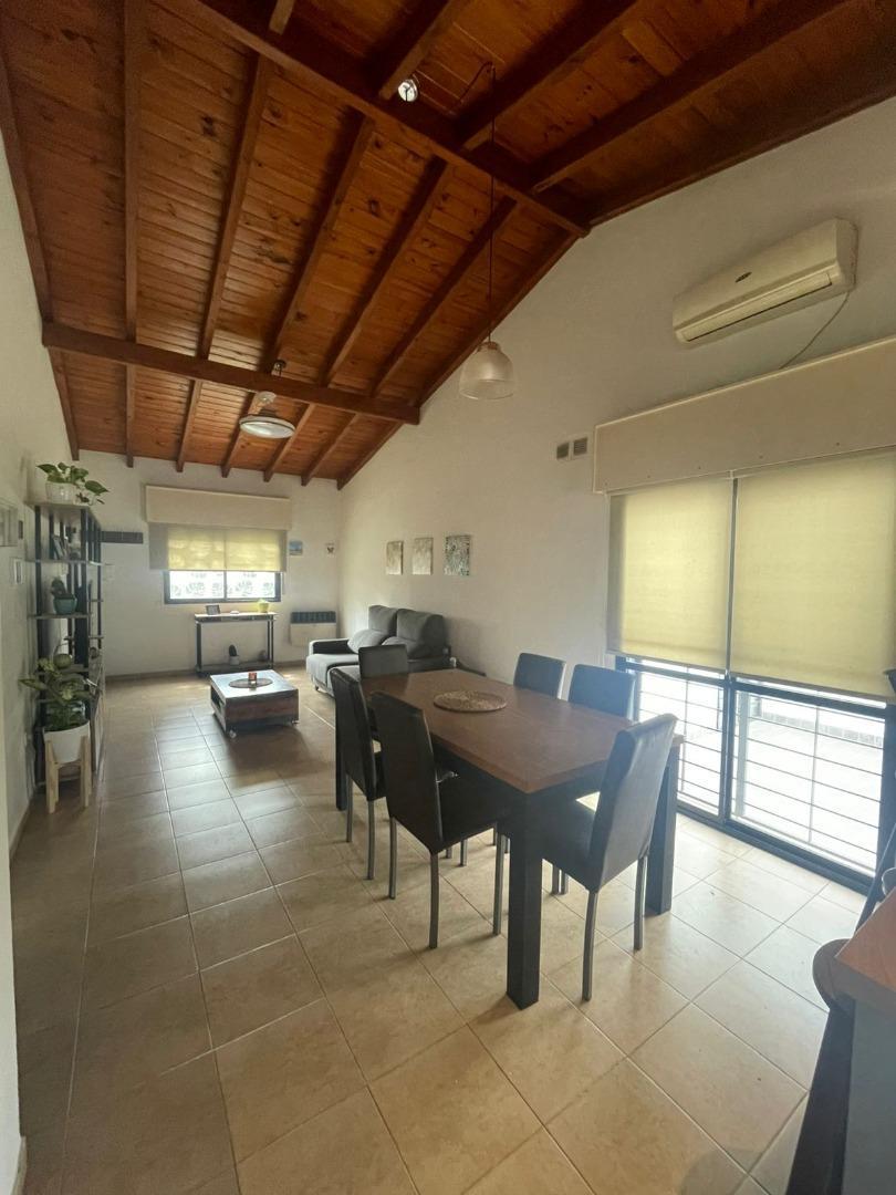 VENTA CASA CON COCHERA  Y PATIO VERDE