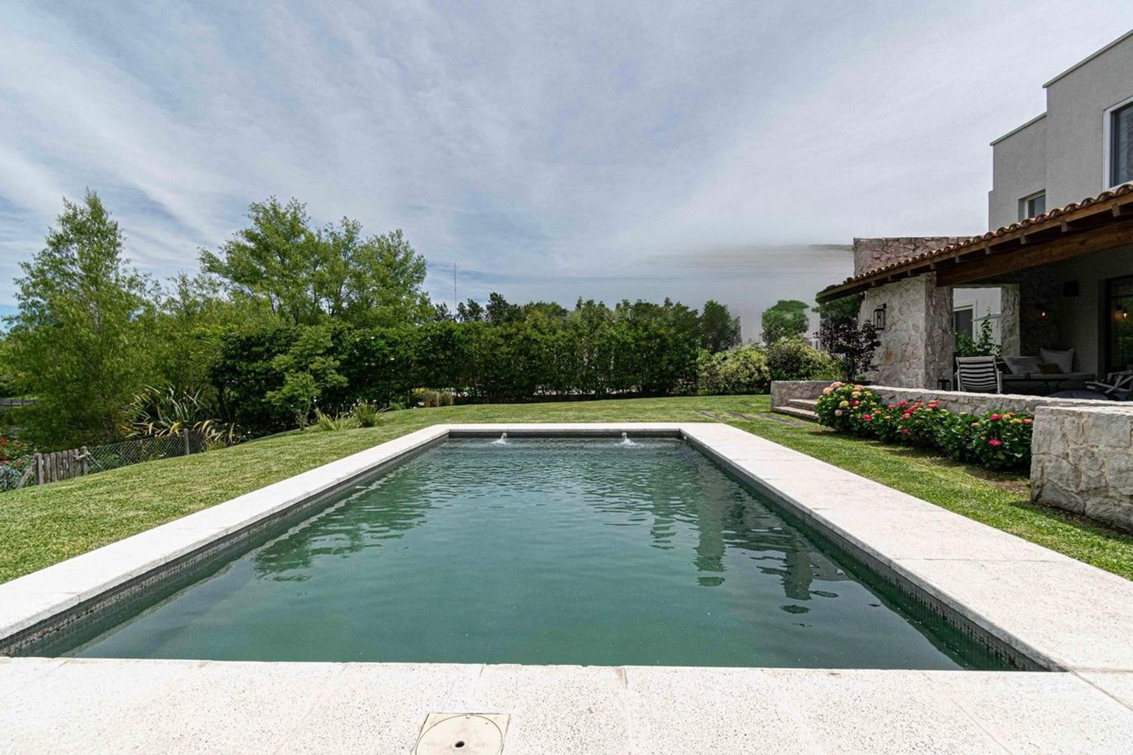 Casa 7 ambientes con 5 baños