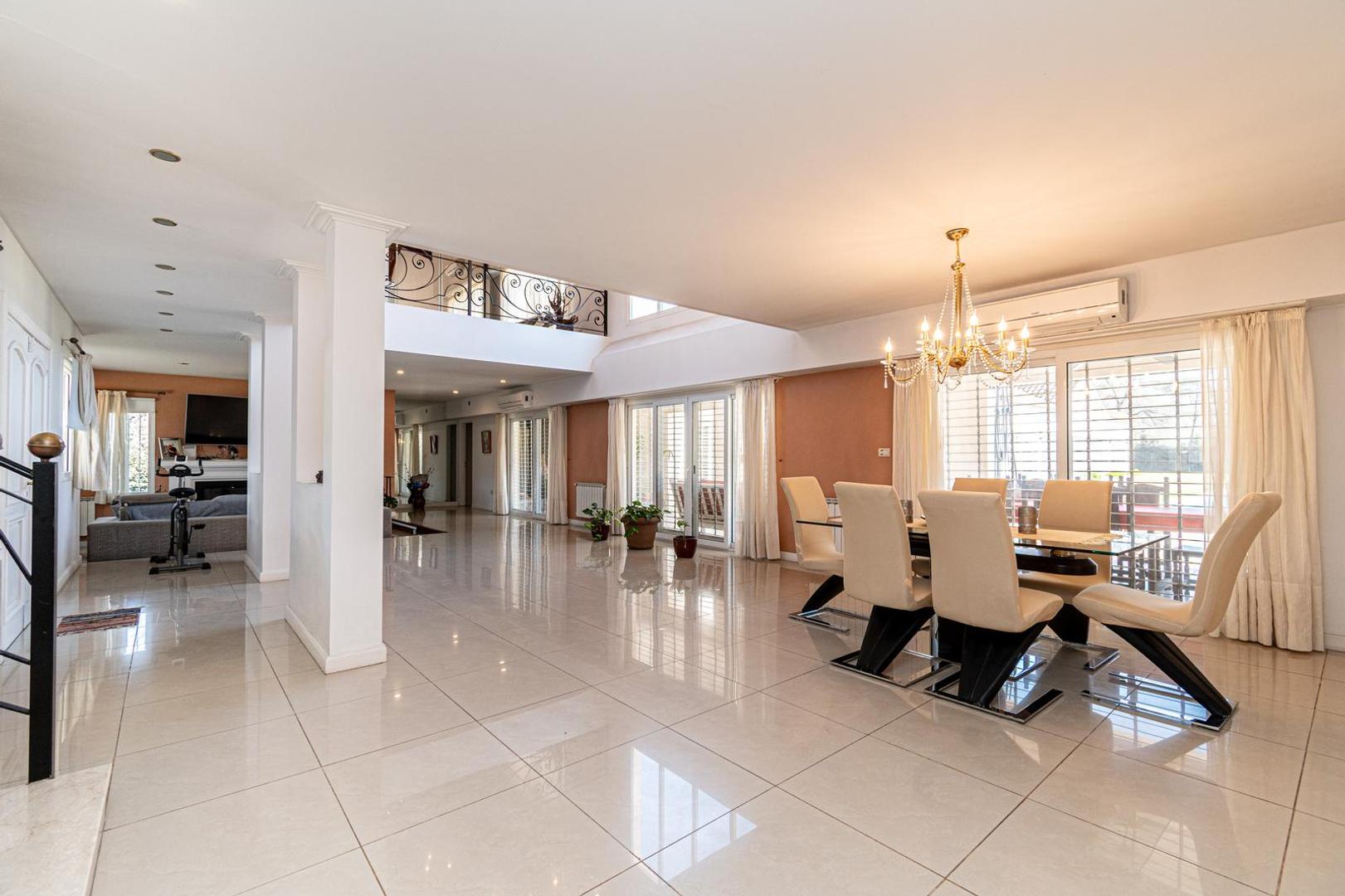 Casa 9 ambientes con 6 baños