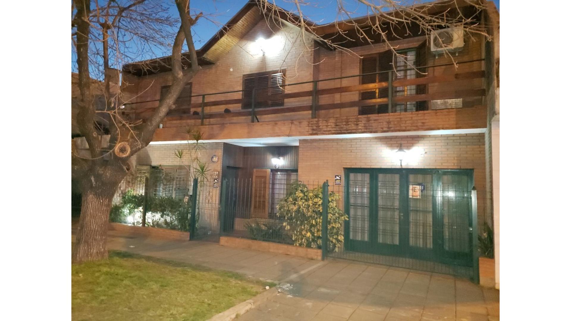 EXCELENTE CHALET DE 5 AMBIENTES CON COCHERA, Y FONDO CON PIL