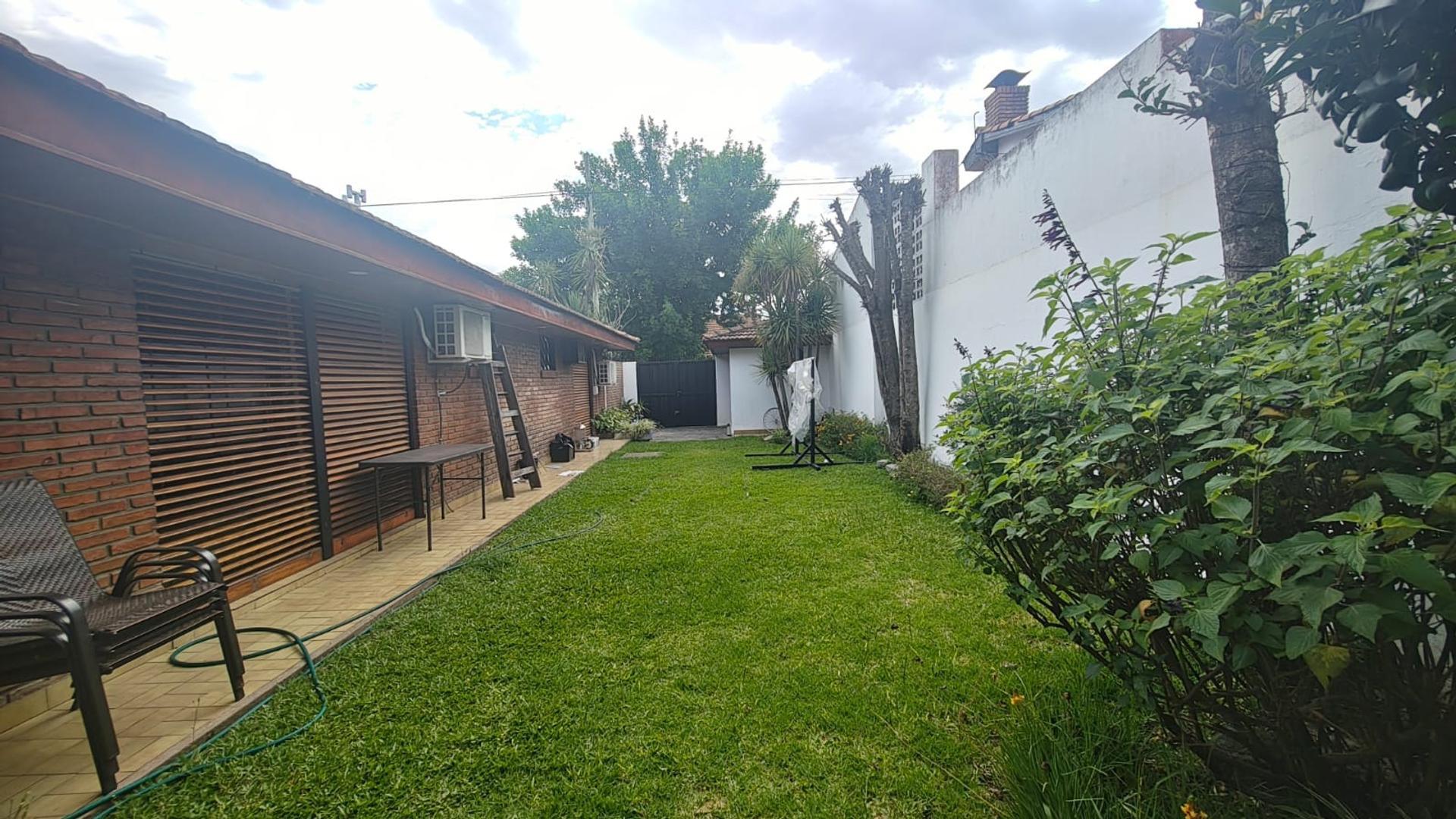 Casa en Alquiler con 3 cocheras