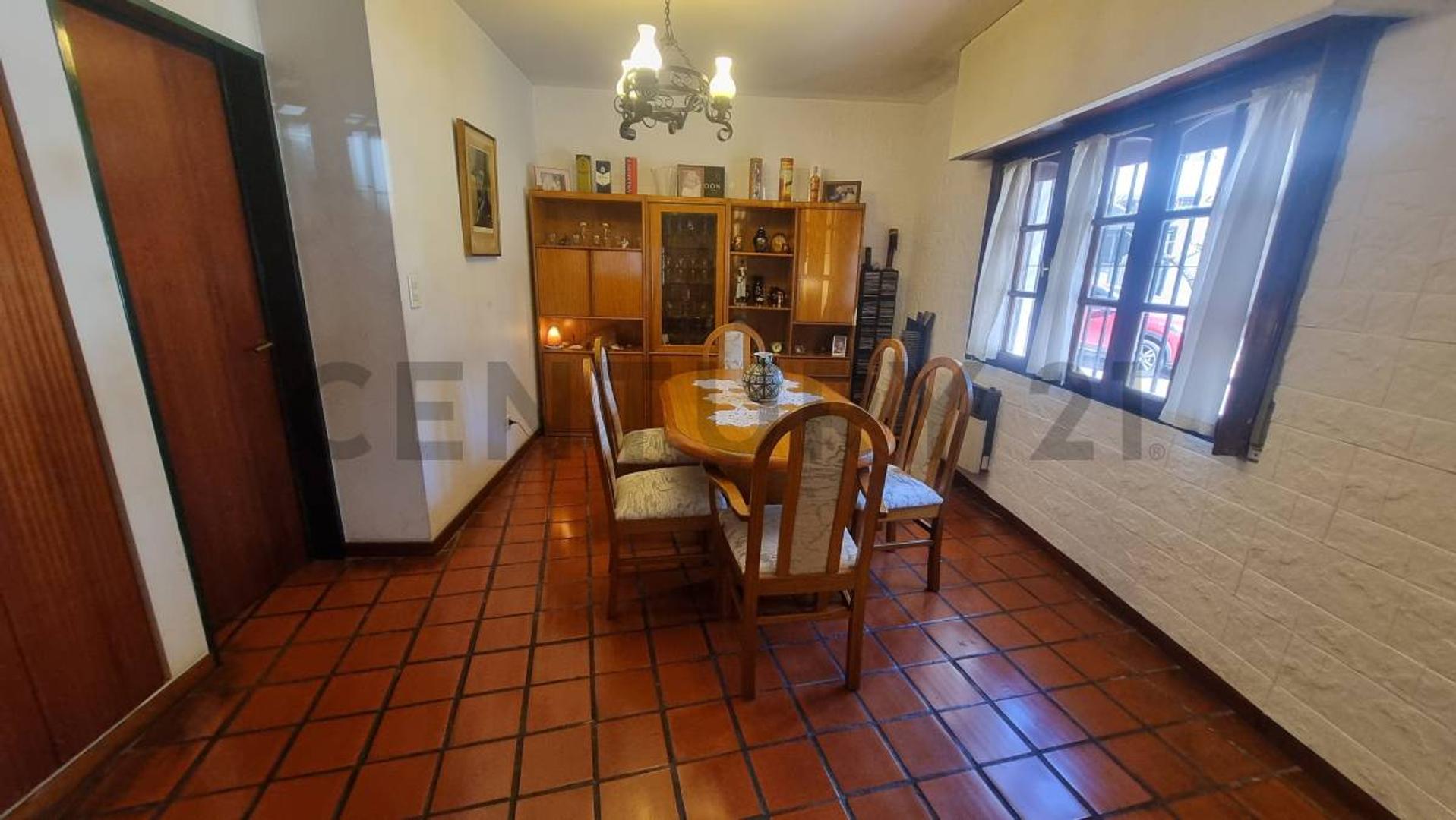Casa 5 ambientes con 3 baños