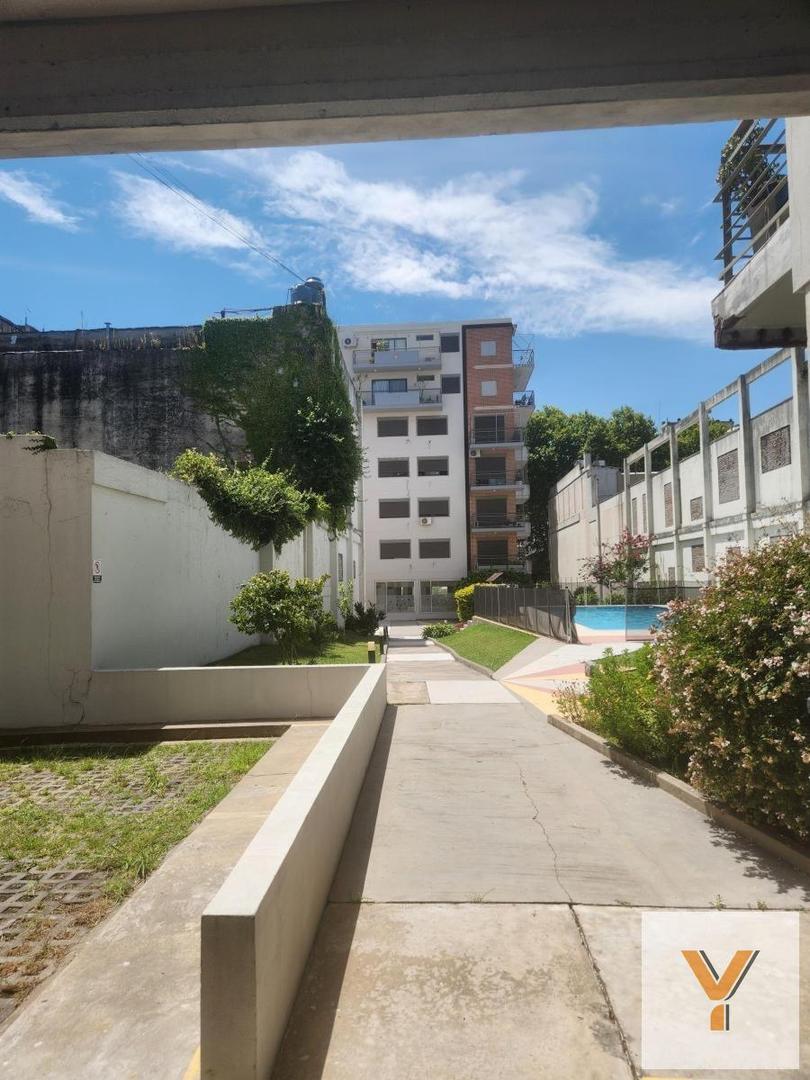 Avenida Hipólito Yrigoyen e/ Treinta y Tres Orientales y José Mármol