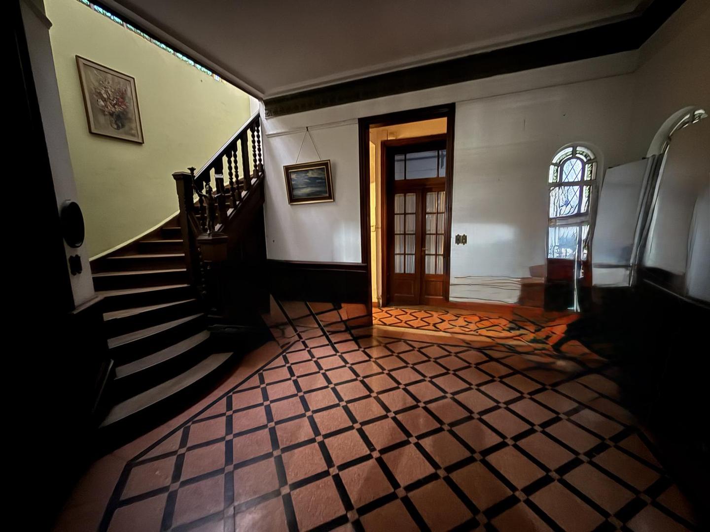 Casa 11 ambientes con 2 baños