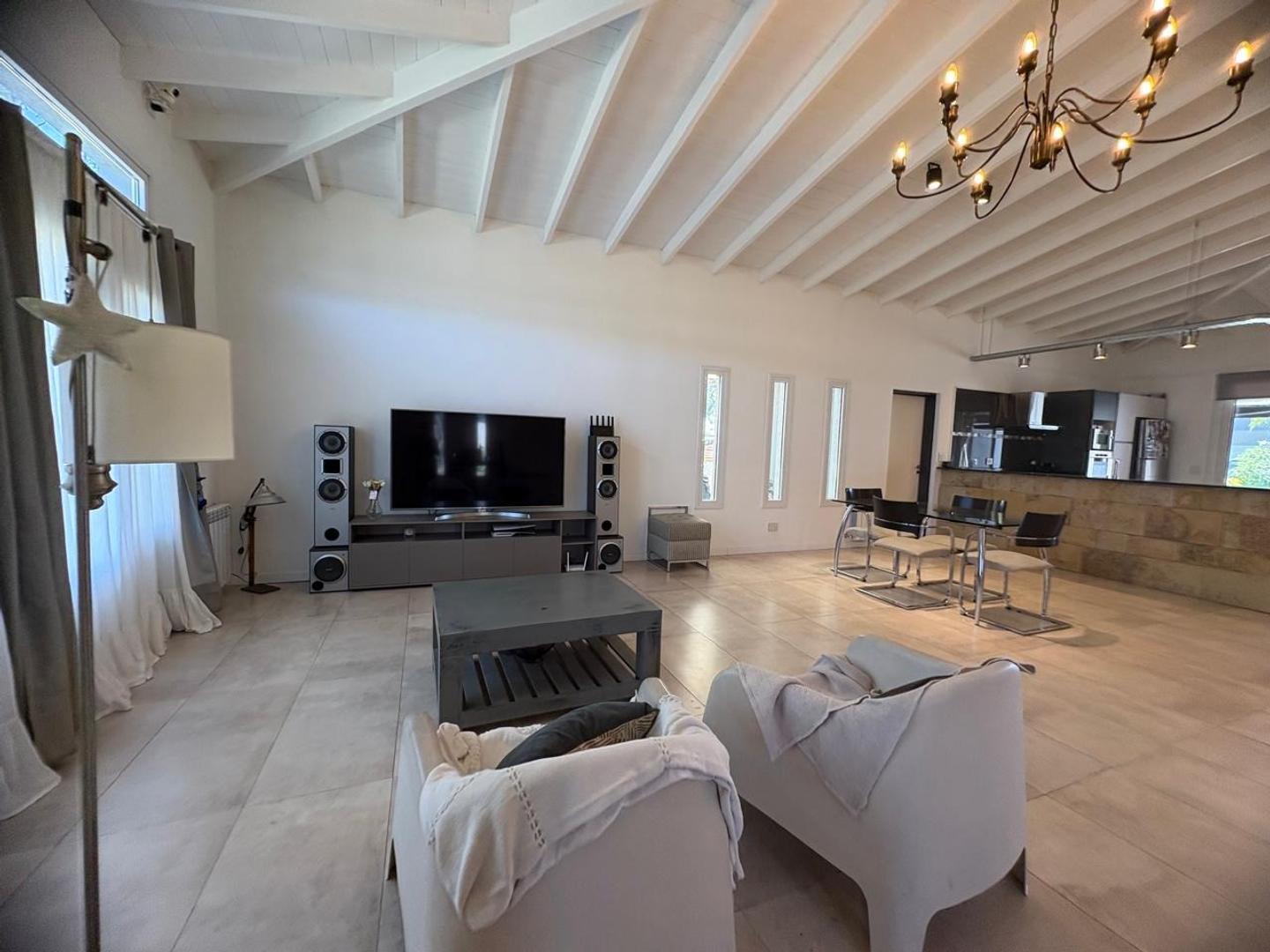 Casa 4 ambientes con 3 baños