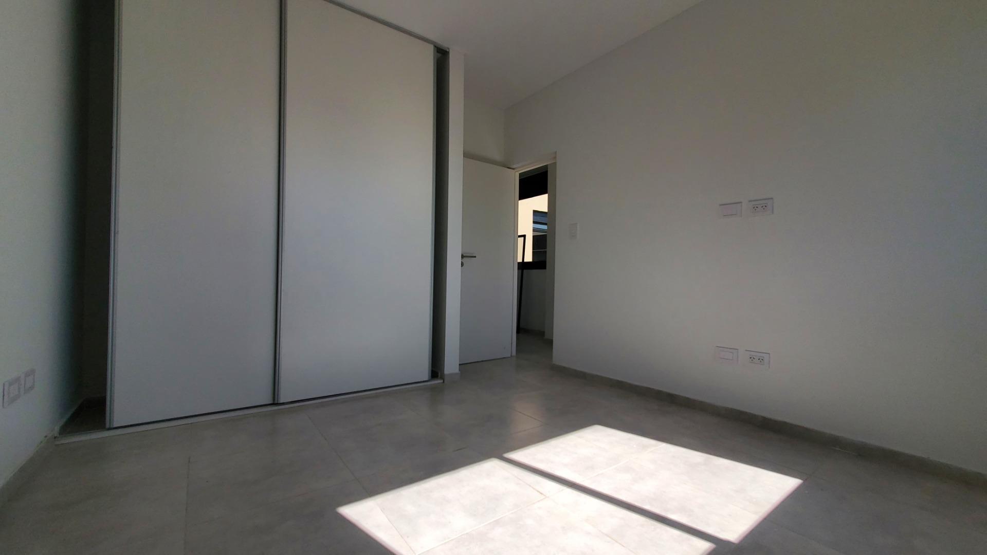 Hermosa casa 2 dorm. con galeria y parrillero a ESTRENAR.