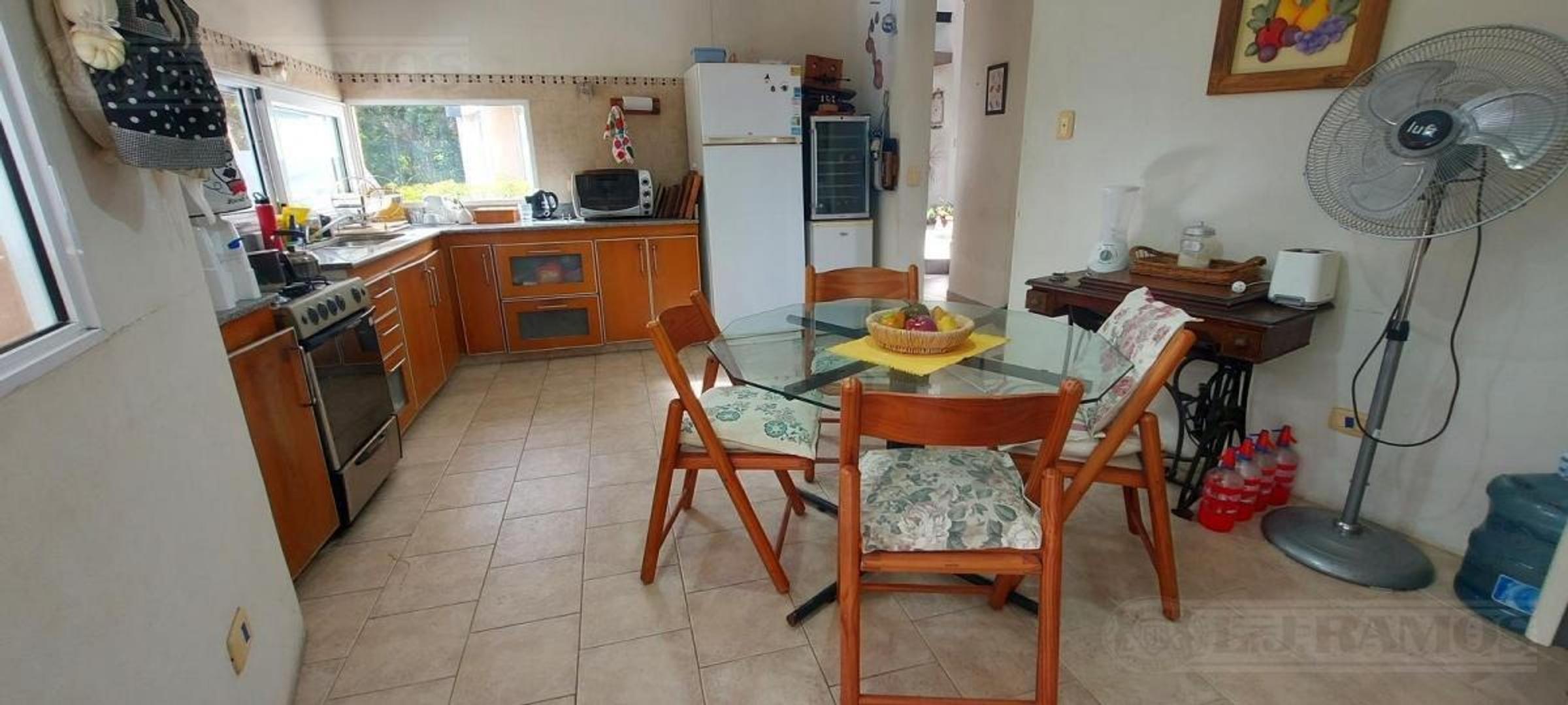 Casa en Venta con 3 cocheras
