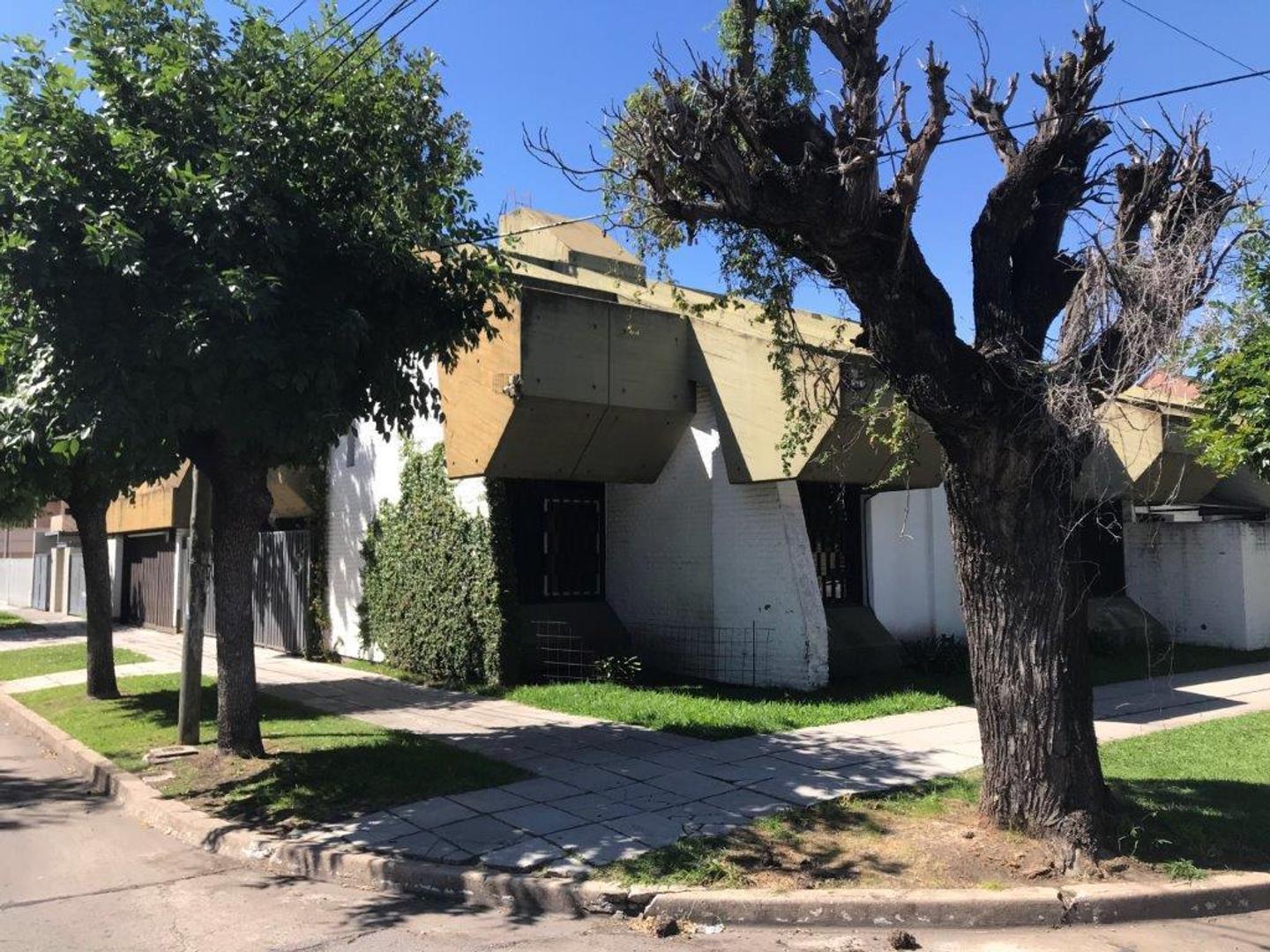 Casa en esquina Castelar