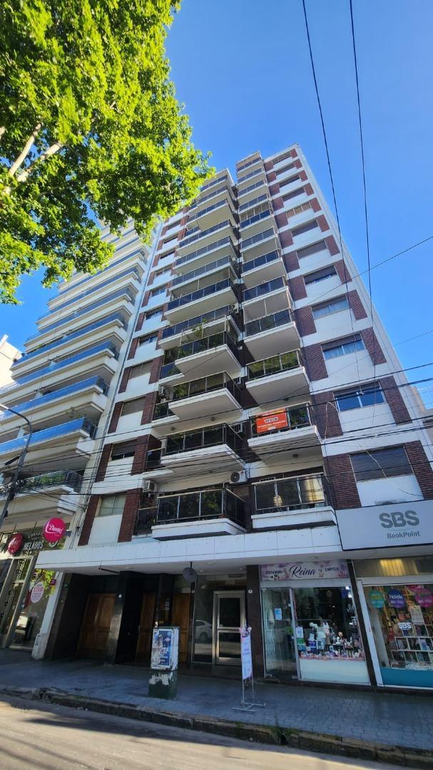 Departamento de 5 ambientes con baulera y cochera