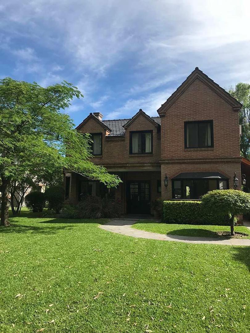 IMPORTANTE Y EXCLUSIVO CHALET EN COUNTRY CLUB EL PARAÍSO  