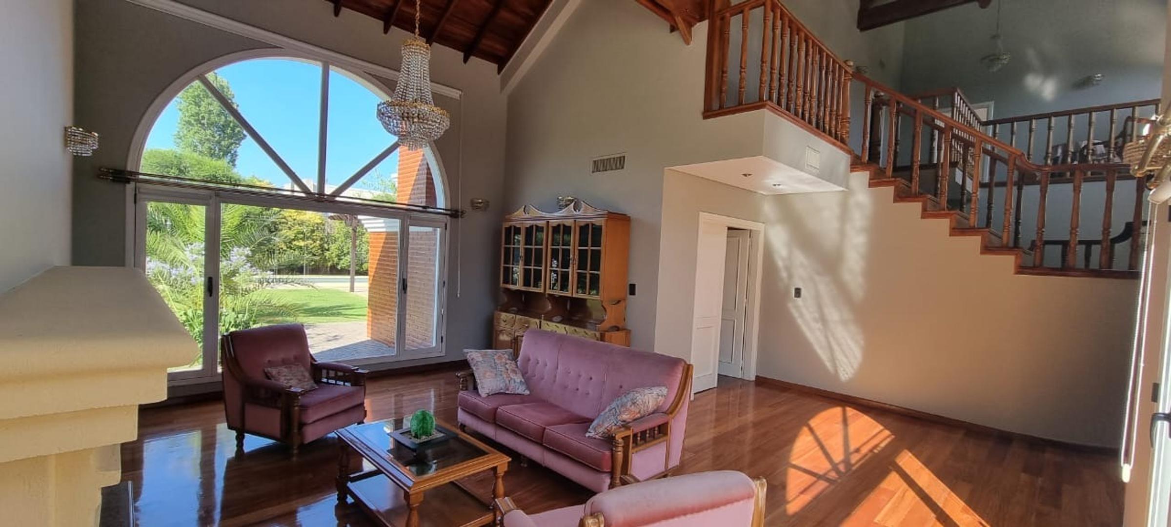 Casa en Venta con 7 cocheras