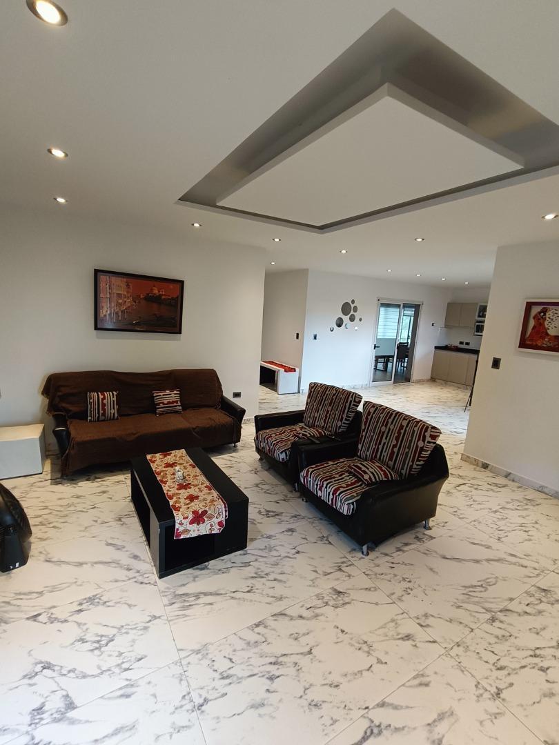 Casa en Venta con 3 cocheras