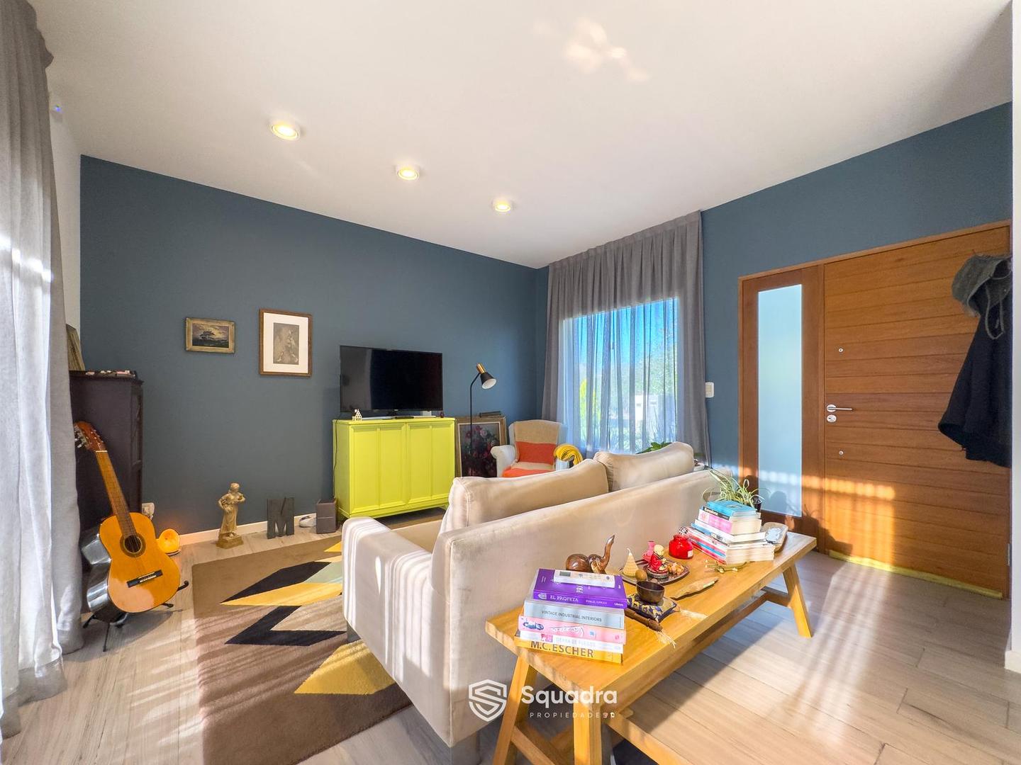 Casa en Venta con 2 cocheras