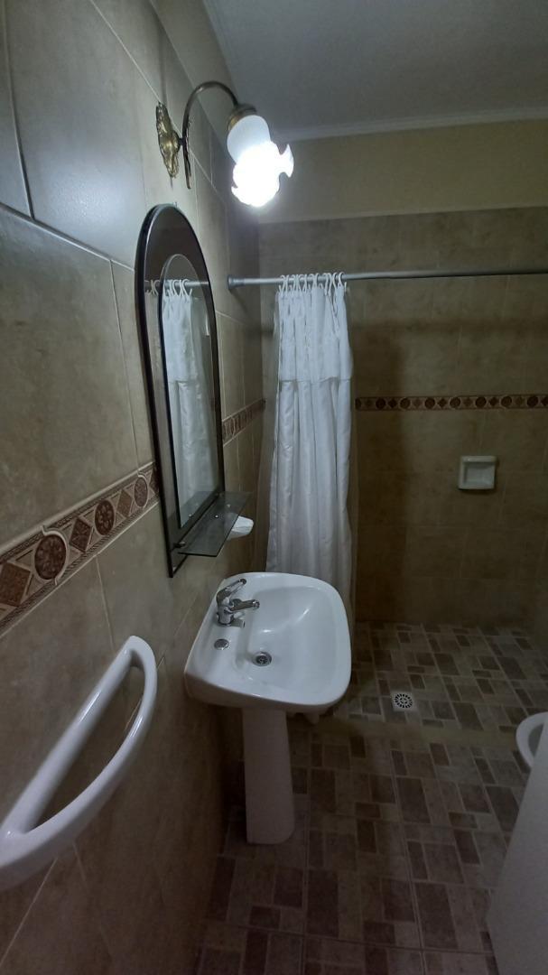 Casa en Alquiler con 1 cochera