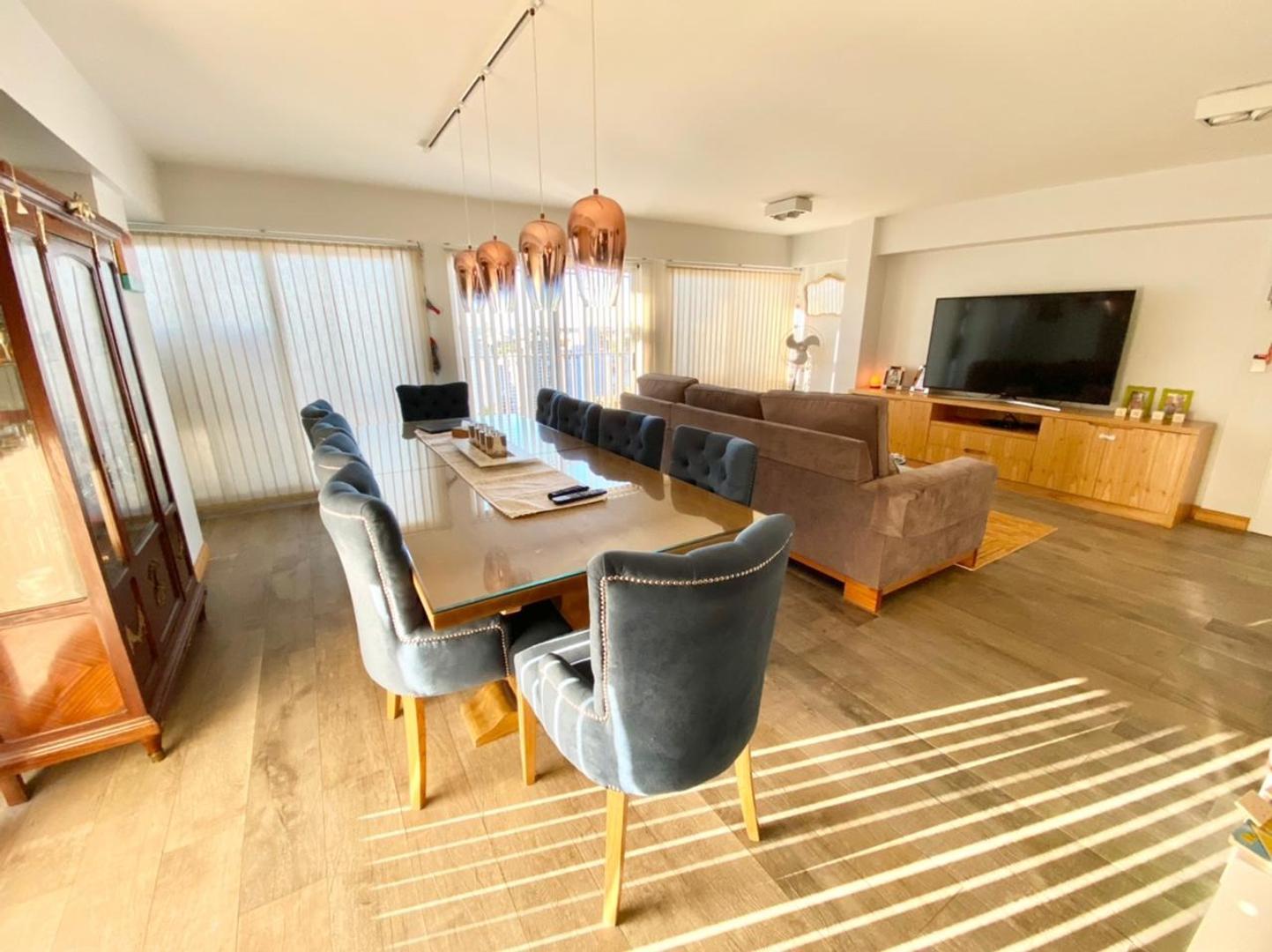 Amplio departamento cinco ambientes en impecable estado.