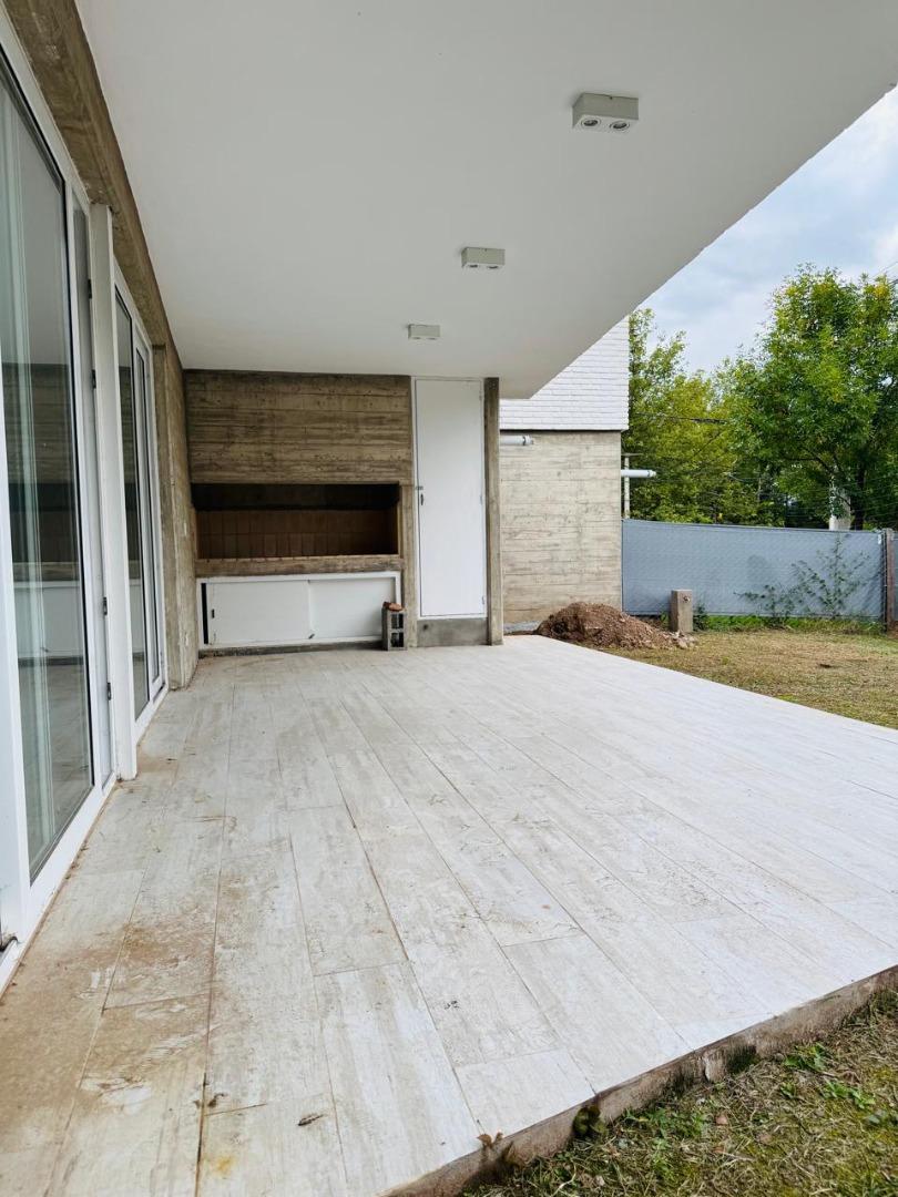 Casa 4 ambientes con 3 baños