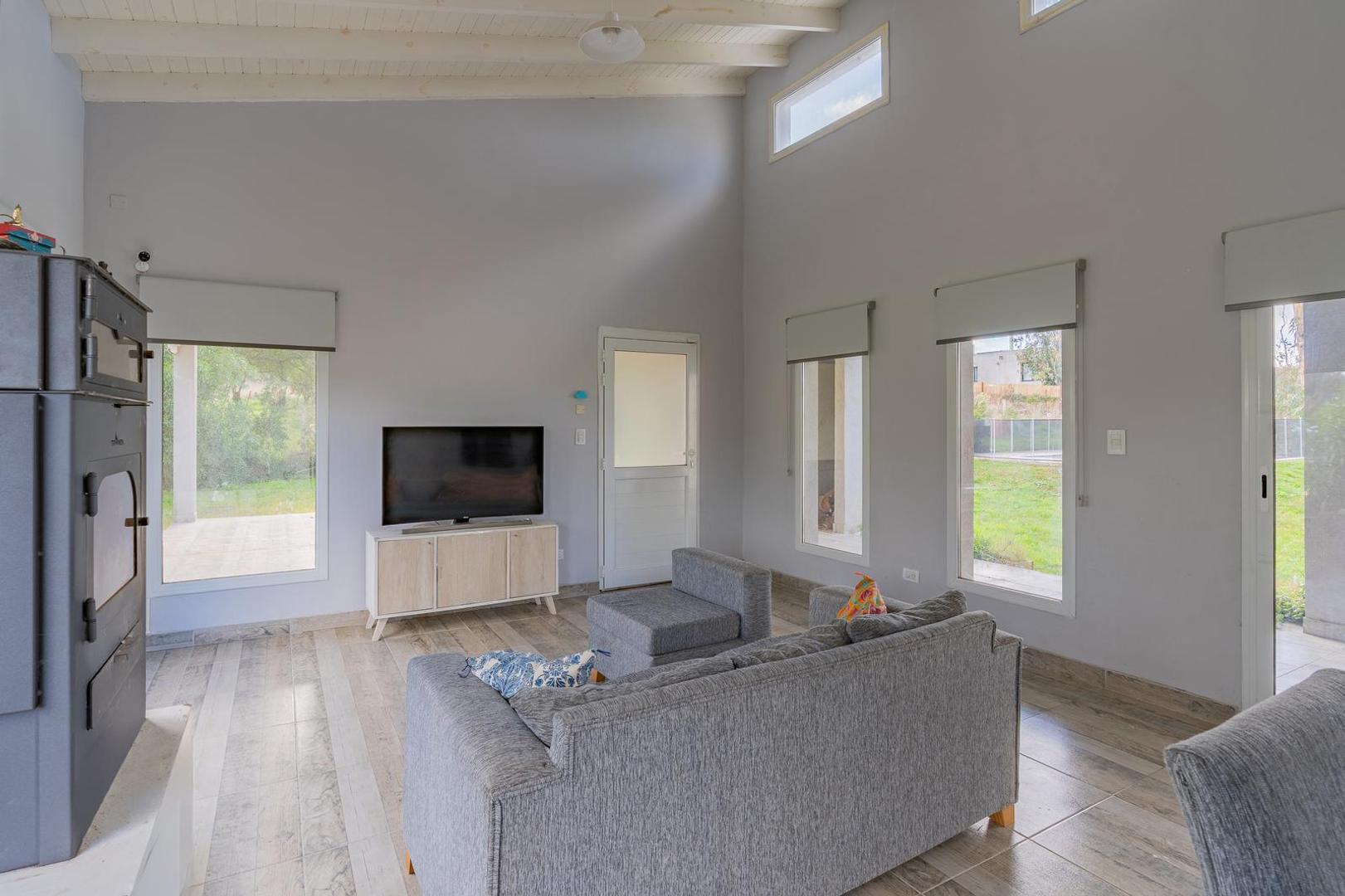Casa 4 ambientes con 2 baños