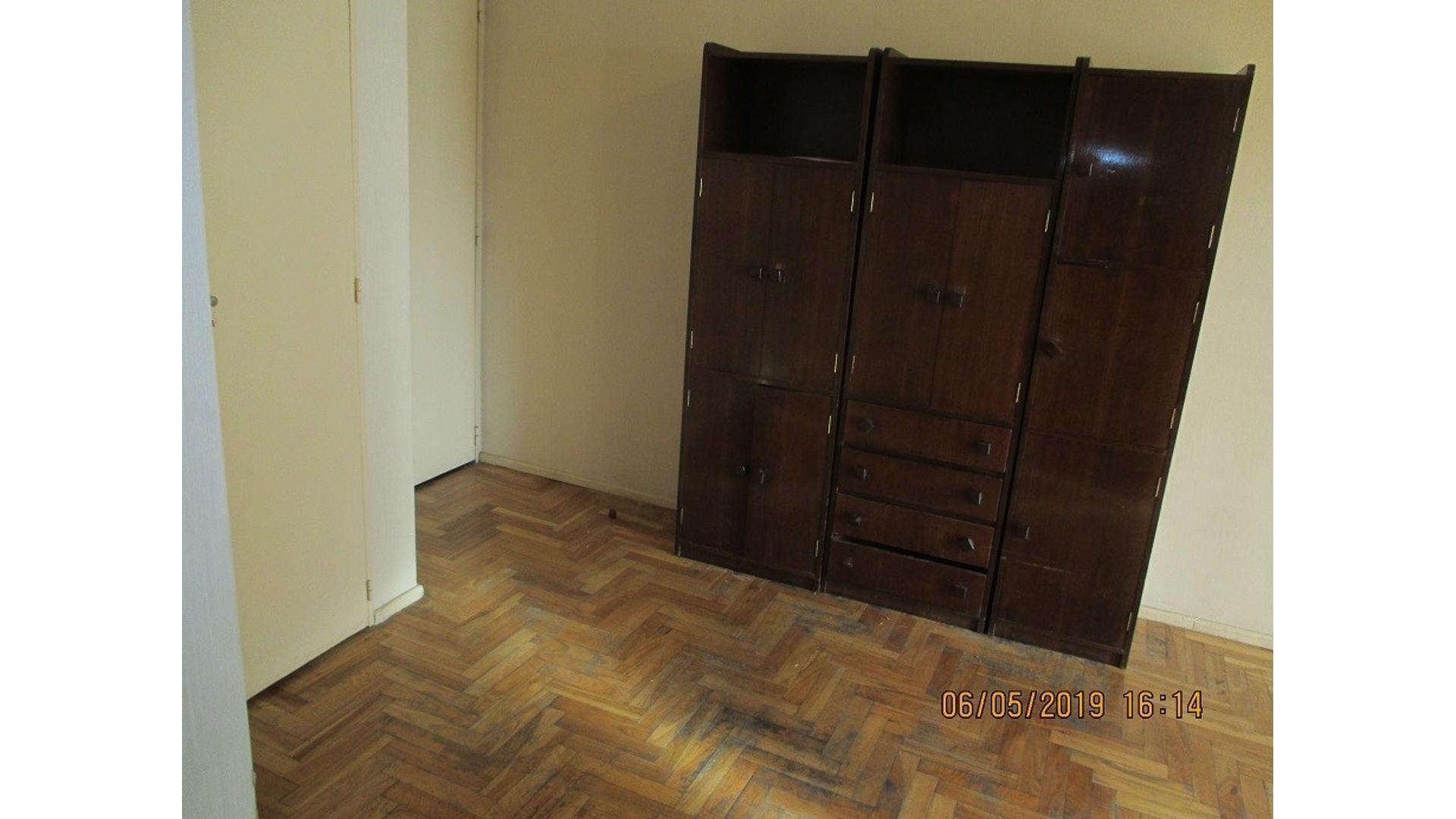 Amplio ambiente frente muy luminoso balcón baño y cocina com