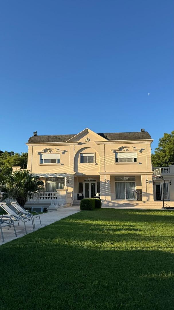 Casa 7 ambientes con 6 baños