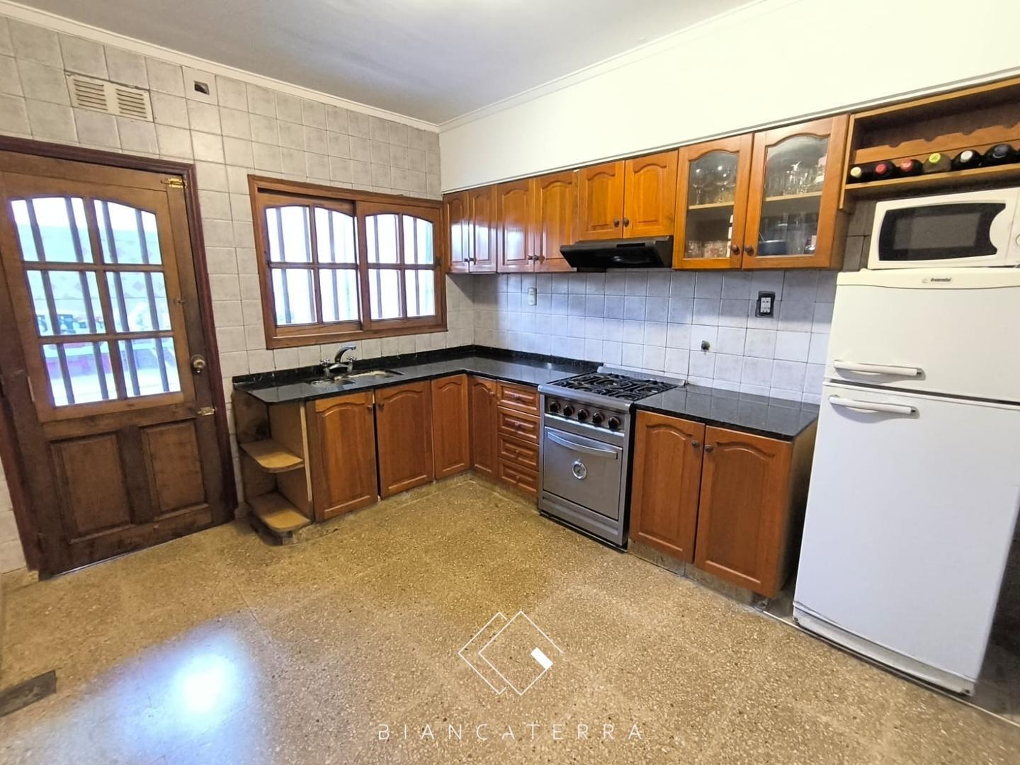 LAMADRID 400 - ALQUILER ZONA SUR CON COCHERA