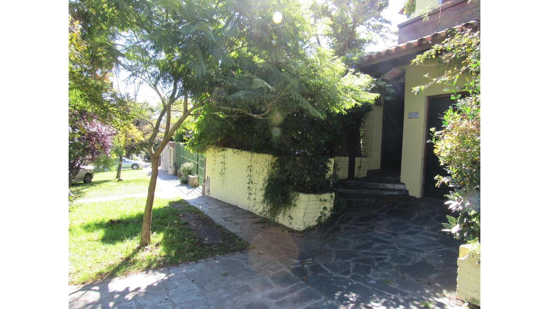 Venta de Chalet - 6 ambientes - Av Paso 2000