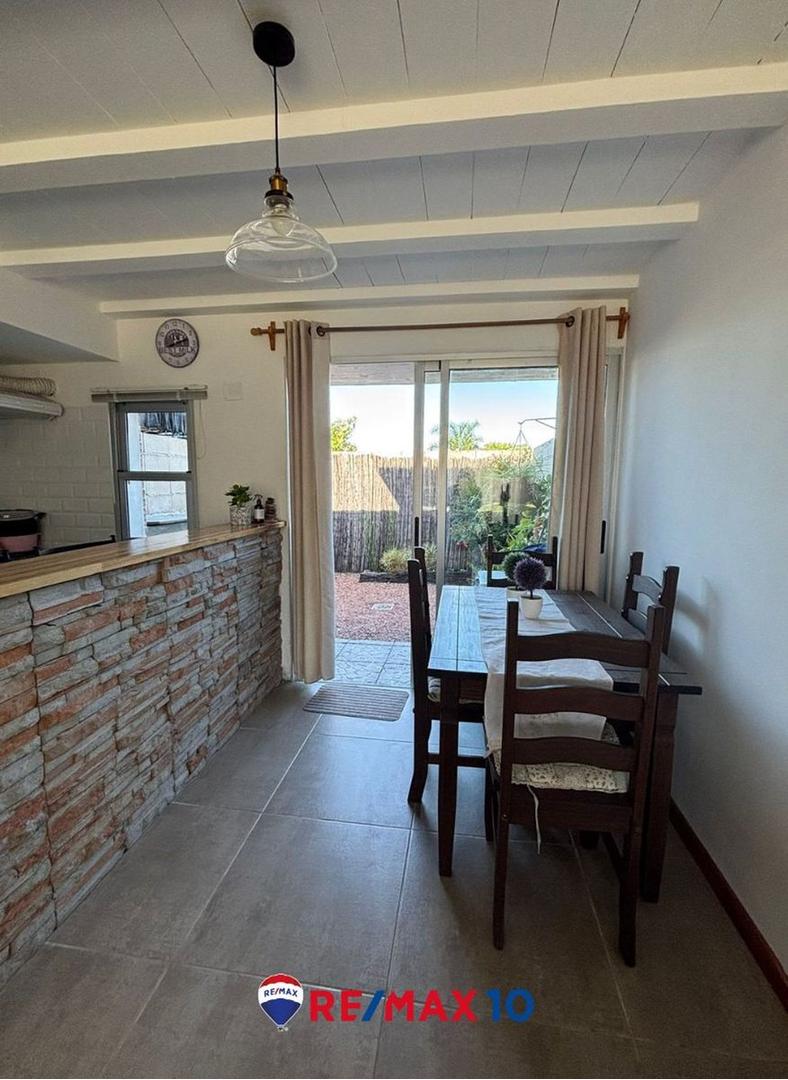 Vivienda de dos dormitorios en entorno verde.