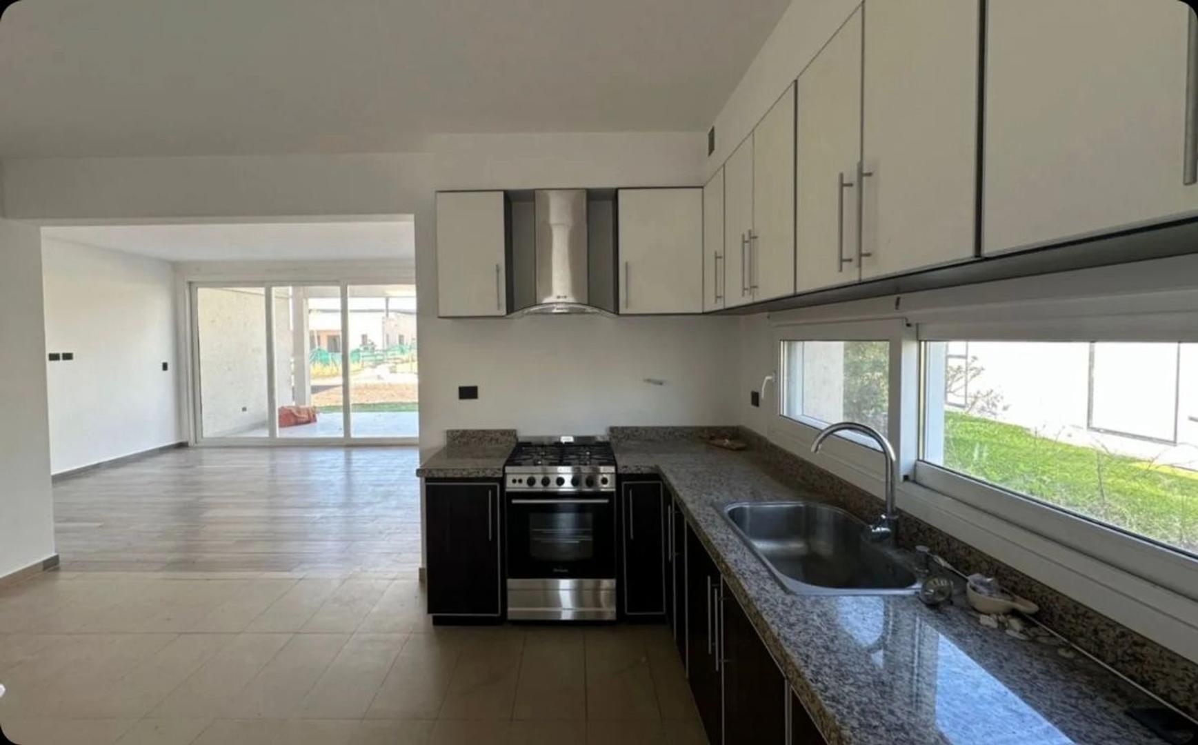 Casa en Alquiler con 2 cocheras