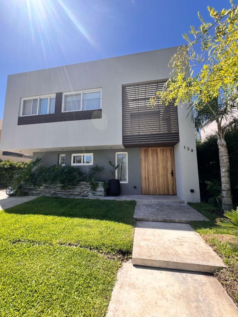 Hermosa Casa De 6 Ambientes En Tipas, Nordelta.