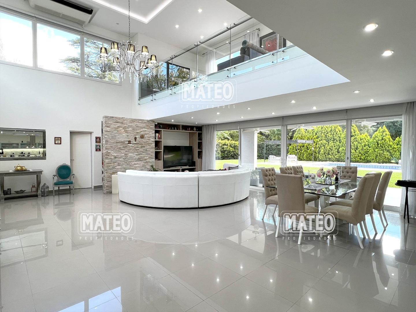 DESTACADA PROPIEDAD CON FONDO A AREA VERDE