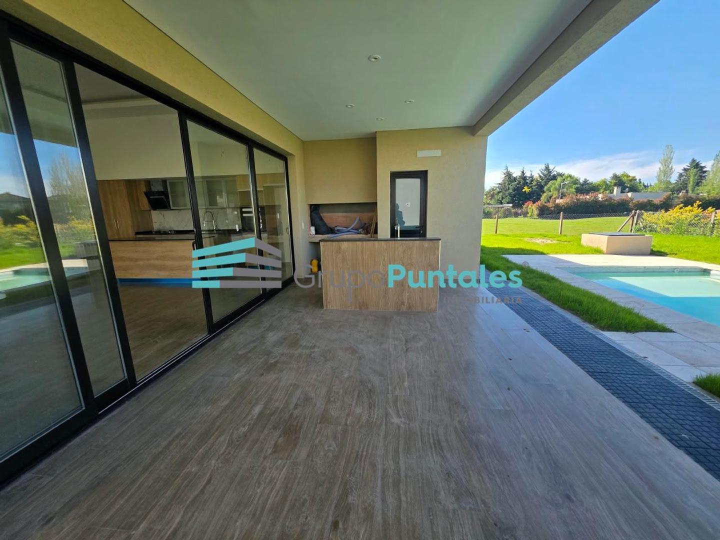 Casa en Canning Chico en una planta con piscina