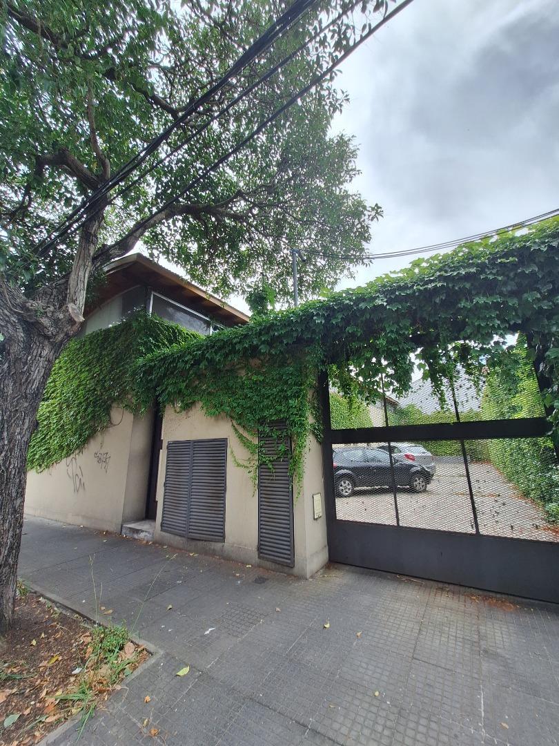 Venta Bernal. 2 amb. c/ cochera y patio.