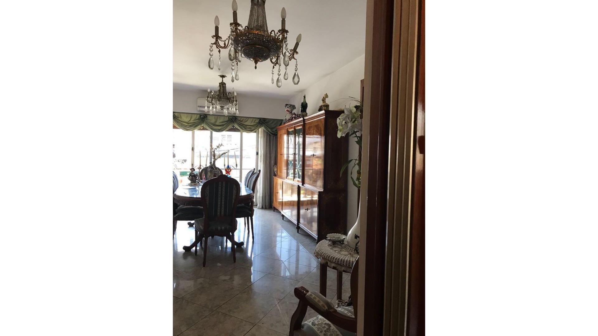 DEPARTAMENTO EN EL CENTRO COMERCIAL DE CASEROS CON COCHERA :