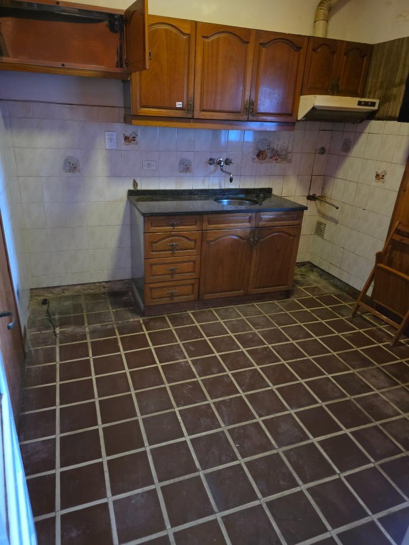 CASA A RECICLAR CON PATIO Y TERRAZA