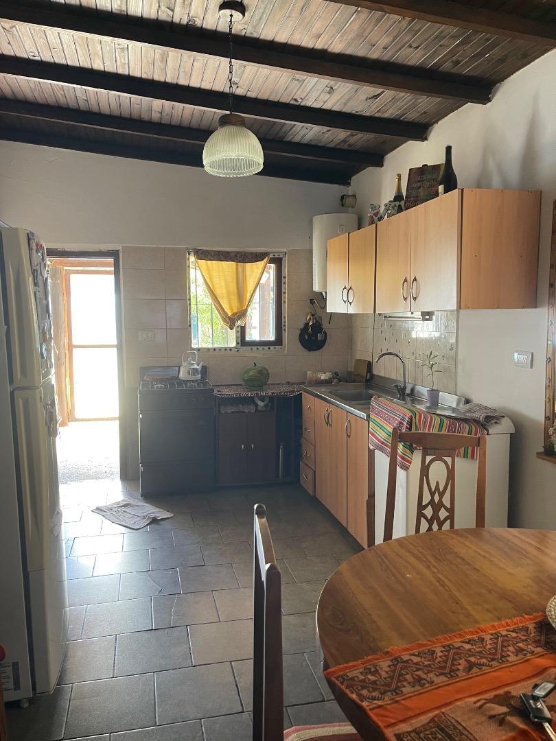 Casa dos dormitorios con patio y quincho