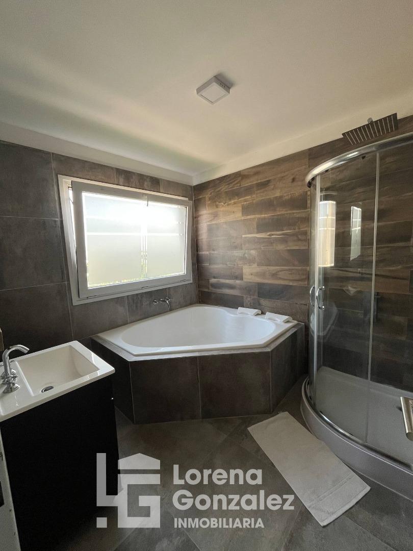 Casa en Alquiler Temporal con 2 cocheras