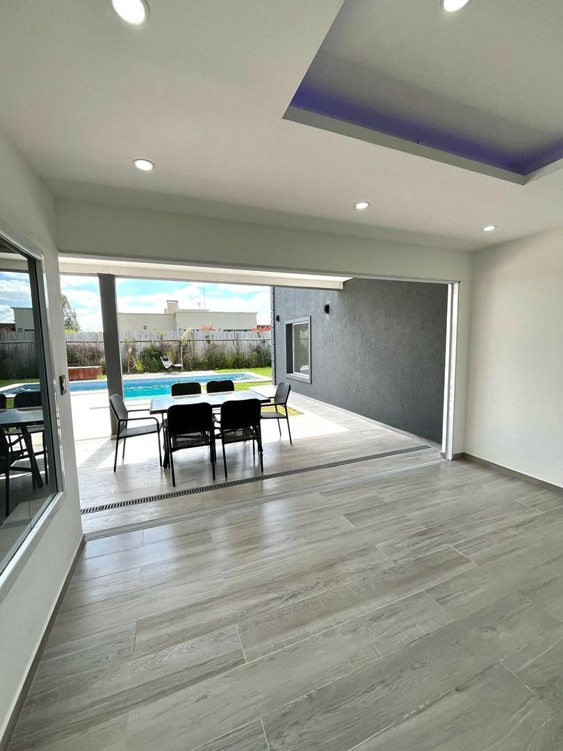 Casa en Venta con 3 cocheras