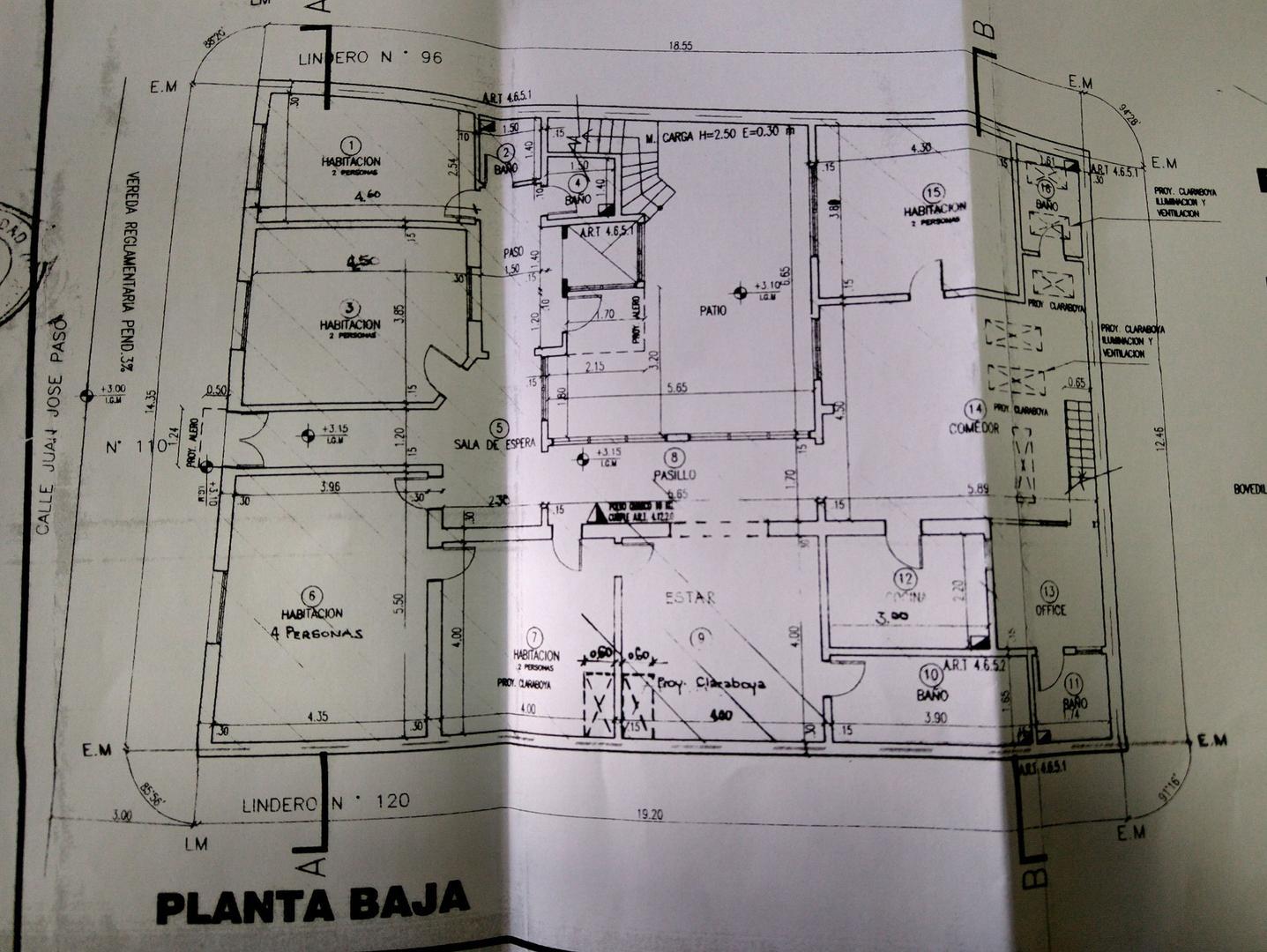 Casa 2 plantas c/15 habitaciones, 8 baños, patios y depcias.