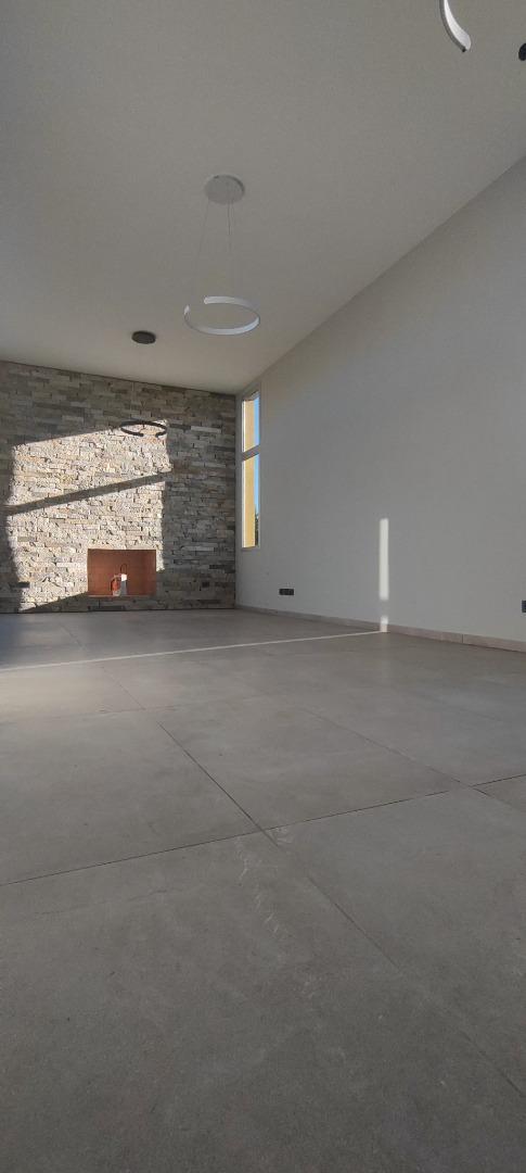 Casa en Alquiler con 1 cochera