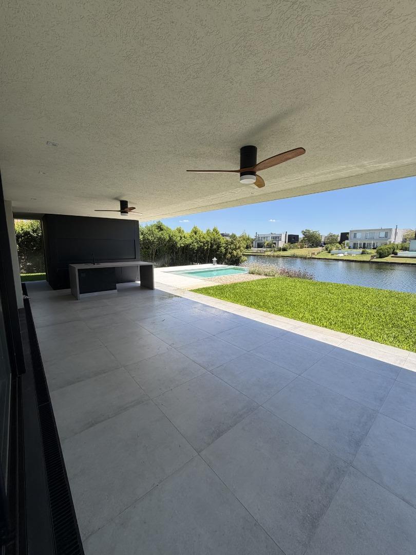 Casa 5 ambientes con 6 baños