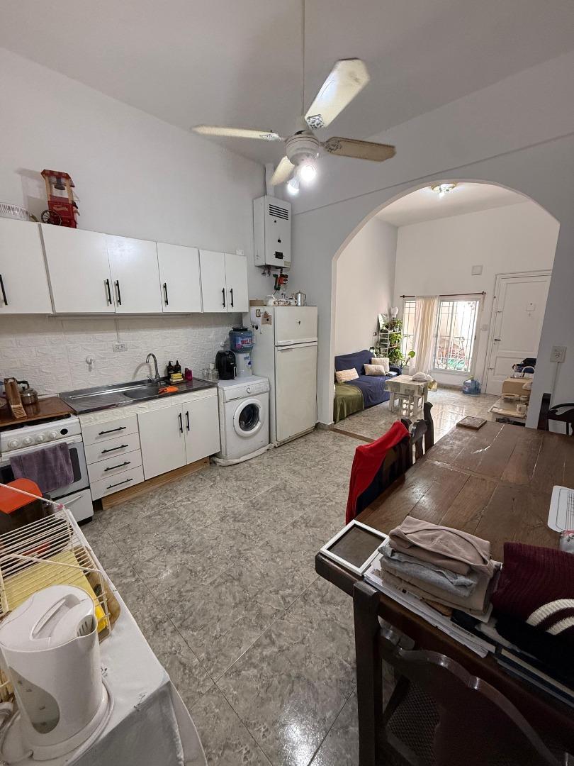 Casa de 3 ambientes con local y terraza – uso mixto