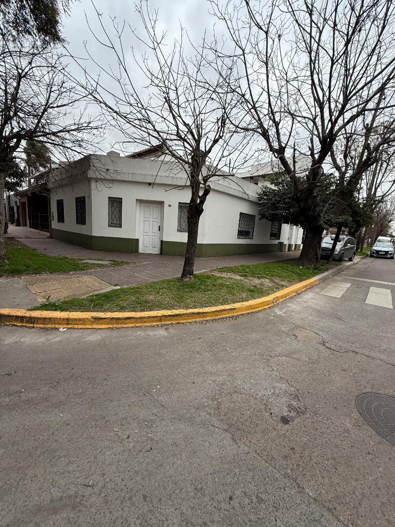 DOS CASAS 3 AMBIENTES Y TALLER