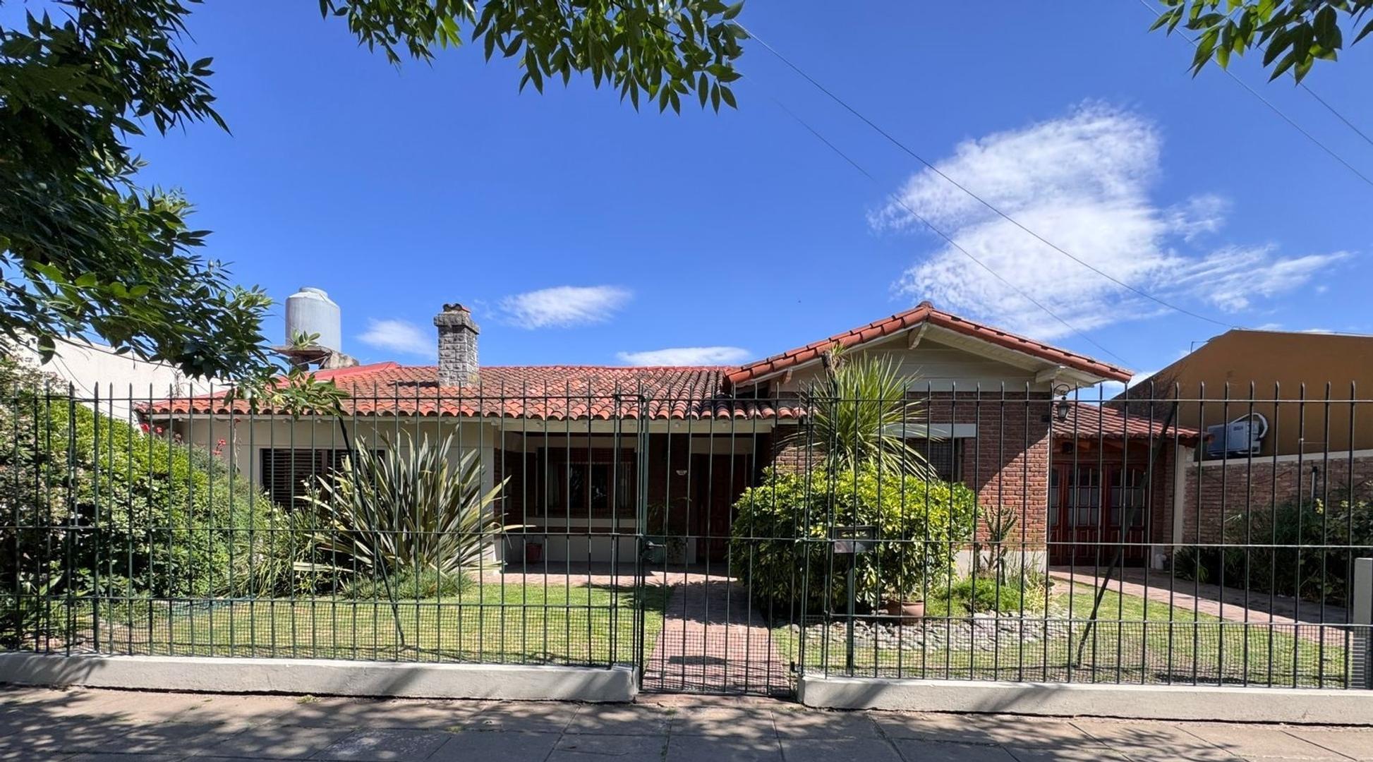 CASA 4 AMBIENTES GRAN PARQUE Y PILETA EN MERLO EN VENTA